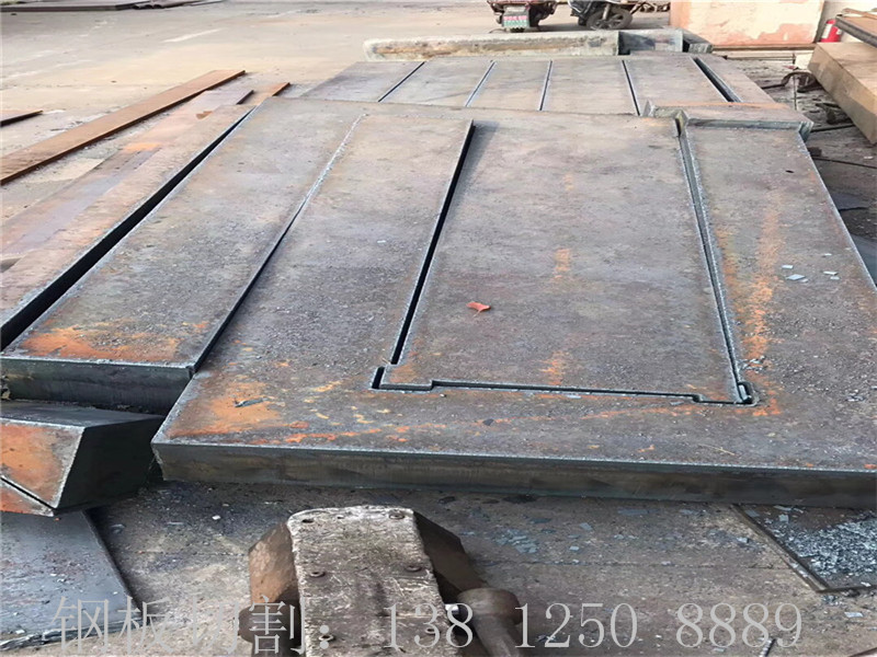 <b>310mm厚钢板切割牌坊件</b>